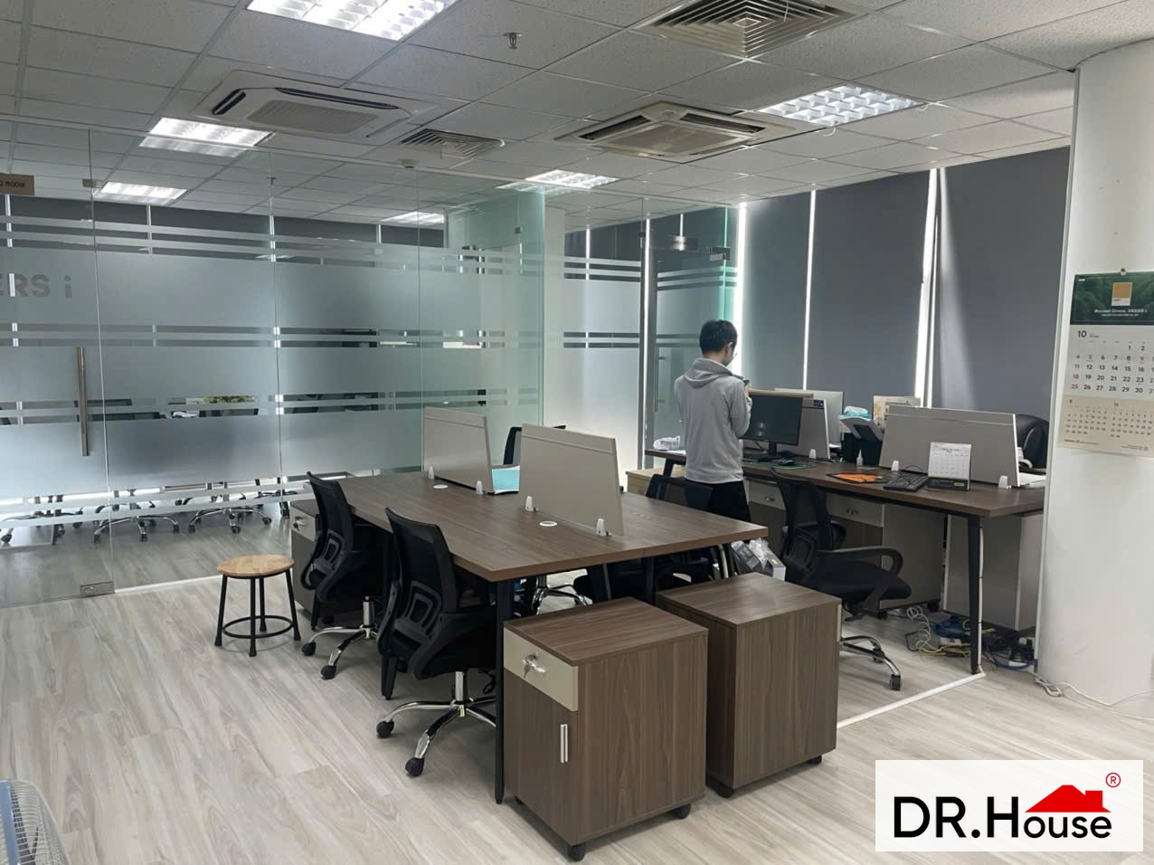 Thi công vách kính cường lực 10mm phòng họp dán decal logo Deers I tại Tòa nhà NGL Bình Thạnh