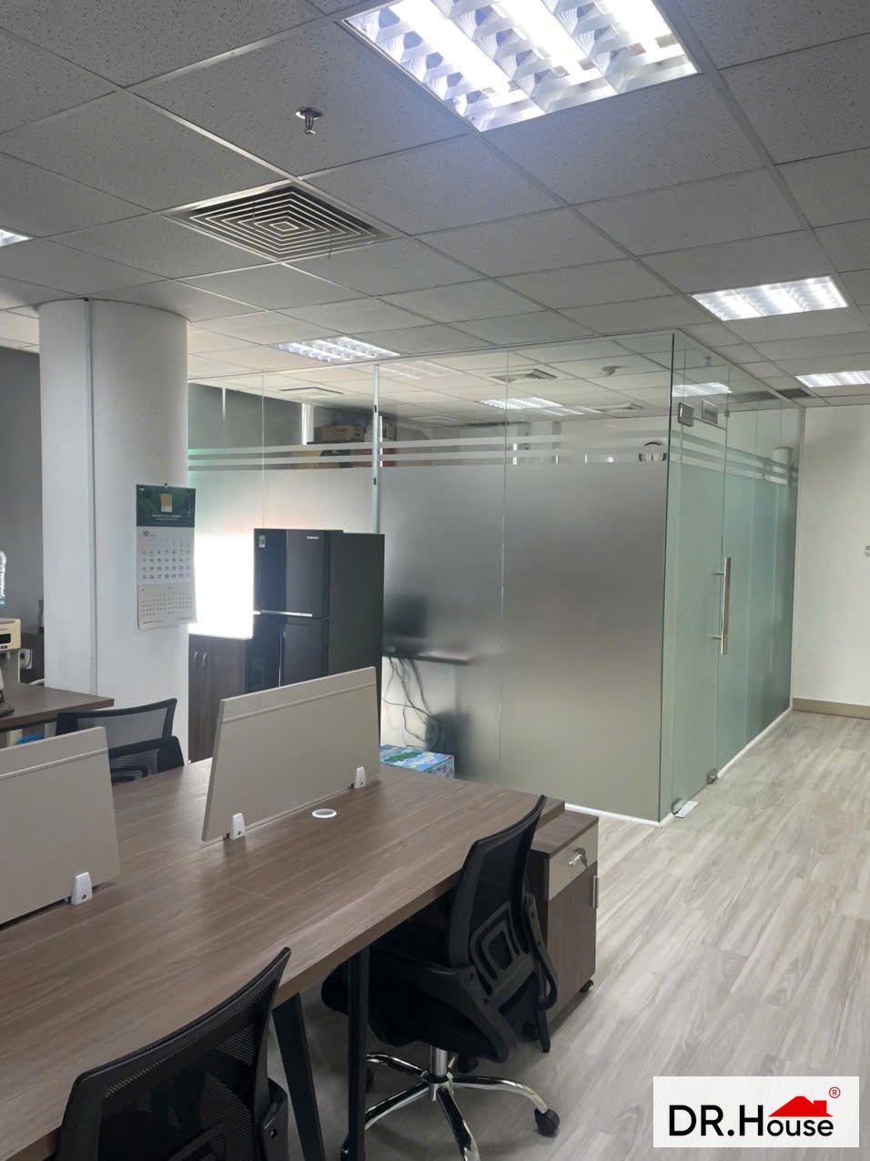 Vách kính phòng họp dán decal cát mờ sang trọng nhìn từ bên ngoài sảnh làm việc